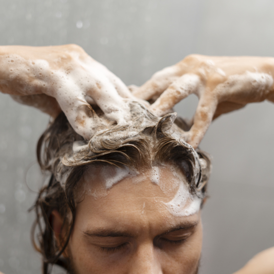 Lavagem correta para cabelo com caspa e oleosidade